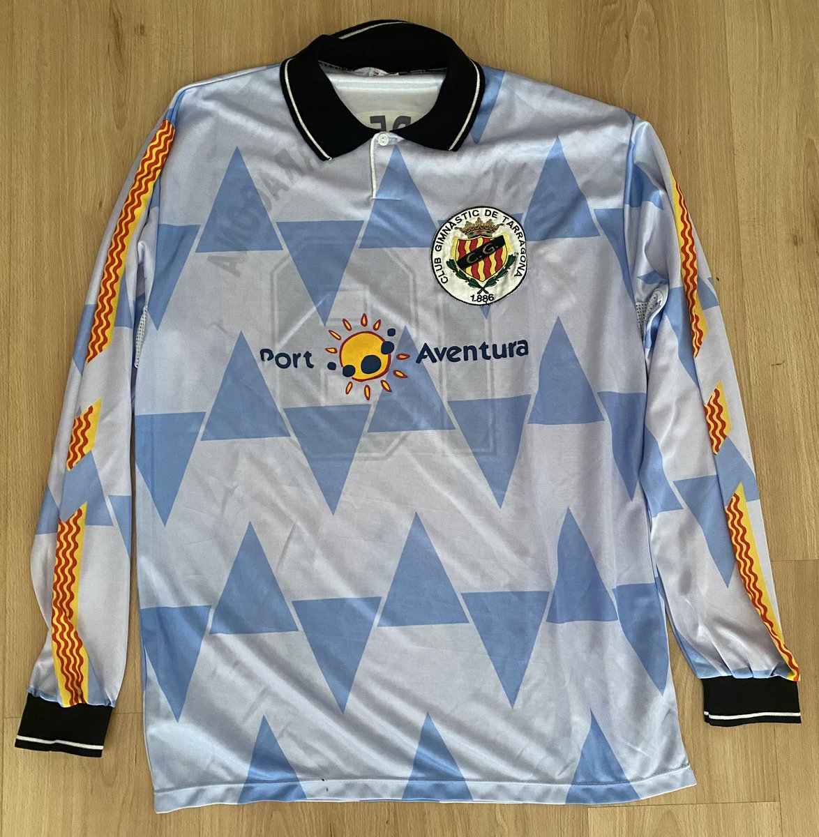 rplanabo's tweet photo. Hola amics nastiquers! Sóc col•leccionista del Nàstic i fa uns mesos vaig aconseguir aquesta samarreta que per disseny i bandera de Tarragona a les mànigues, l'ubico a la temporada 95-96. El meu dubte és si es tracta d'una segona equipació o alternativa. Hem podeu ajudar? Merci! https://t.co/83AMOAb7NE