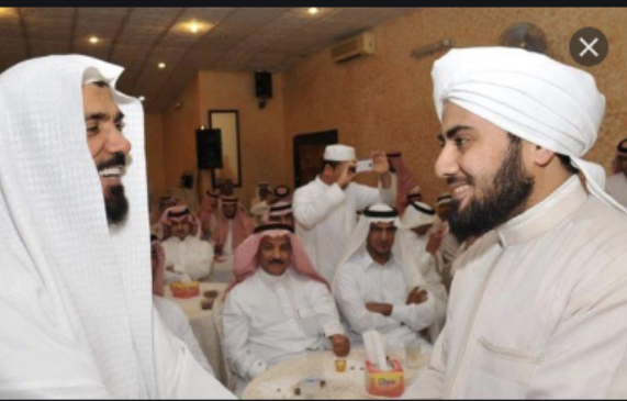 tabukk02's tweet photo. بالمناسبه ..
فدعق شيخ ومرجع #صوفية_حضرموت بالمملكه وناظر اوقافهم ومن ايتام هيلاري فقد تعددت اجتماعاته مع العوده ومع الليبراليين وباقي المؤيدين لثورات الدماروالعار الاخونجيه 
له صوره مع العوده وكلا منهم معه ملف ايام ثورات الخونة الاوباش ..!
شكلهم كانوا مجتمعين لبحث مستقبل حضرموت😎 https://t.co/7GhqfgcI73