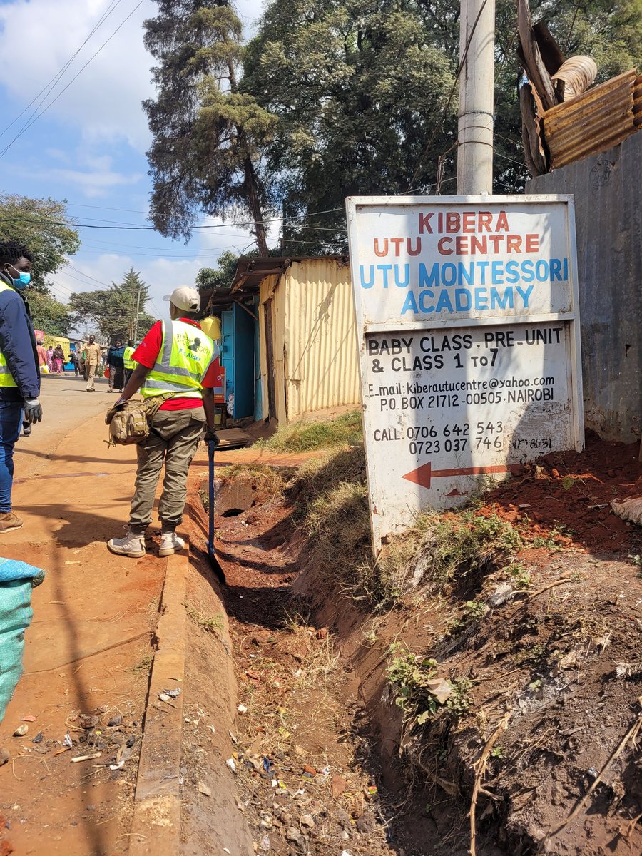 SUSOyouth's tweet photo. Leading by example is one way of creating awareness on the screen and #beyondthescreen.On today's second session #changemakers GENZ cleand up along karanja Road, the community is happy and glad to have young people who care about their #health and #environment. #changemakerGENZ https://t.co/cCM7nUHicV