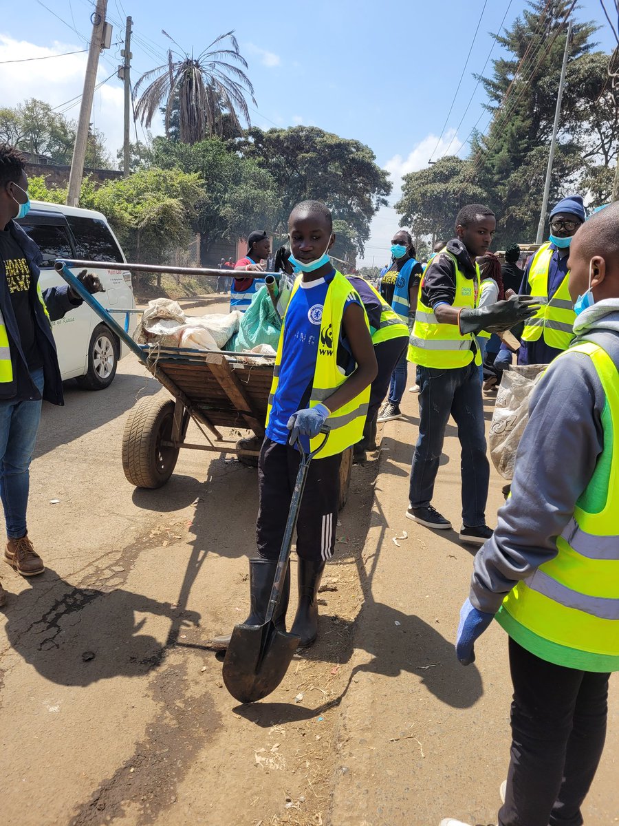 SUSOyouth's tweet photo. Leading by example is one way of creating awareness on the screen and #beyondthescreen.On today's second session #changemakers GENZ cleand up along karanja Road, the community is happy and glad to have young people who care about their #health and #environment. #changemakerGENZ https://t.co/cCM7nUHicV