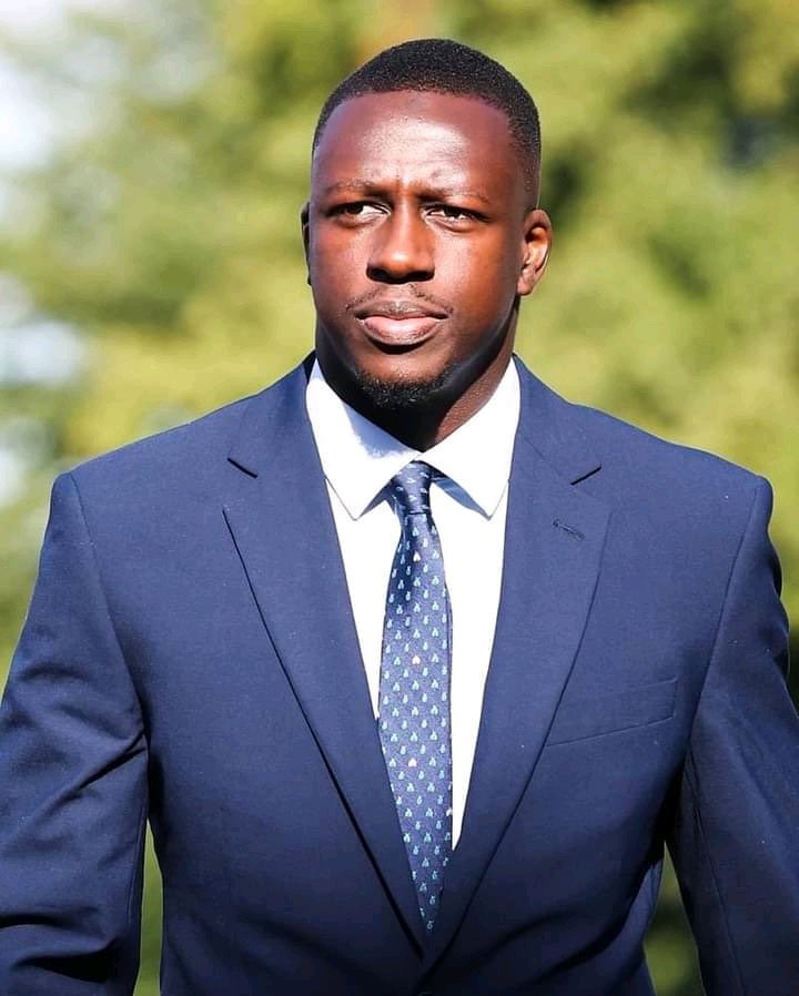 Al hamdulilAh!!!

Victime d’une bande organisée, il a traversé deux années cauchemardesques. Beaucoup on craché sur son nom, il en a perdu carrière de football, lui qui j’en suis sure était la cause de la subsistance de beaucoup de personnes en france et au Sénégal, mais bien