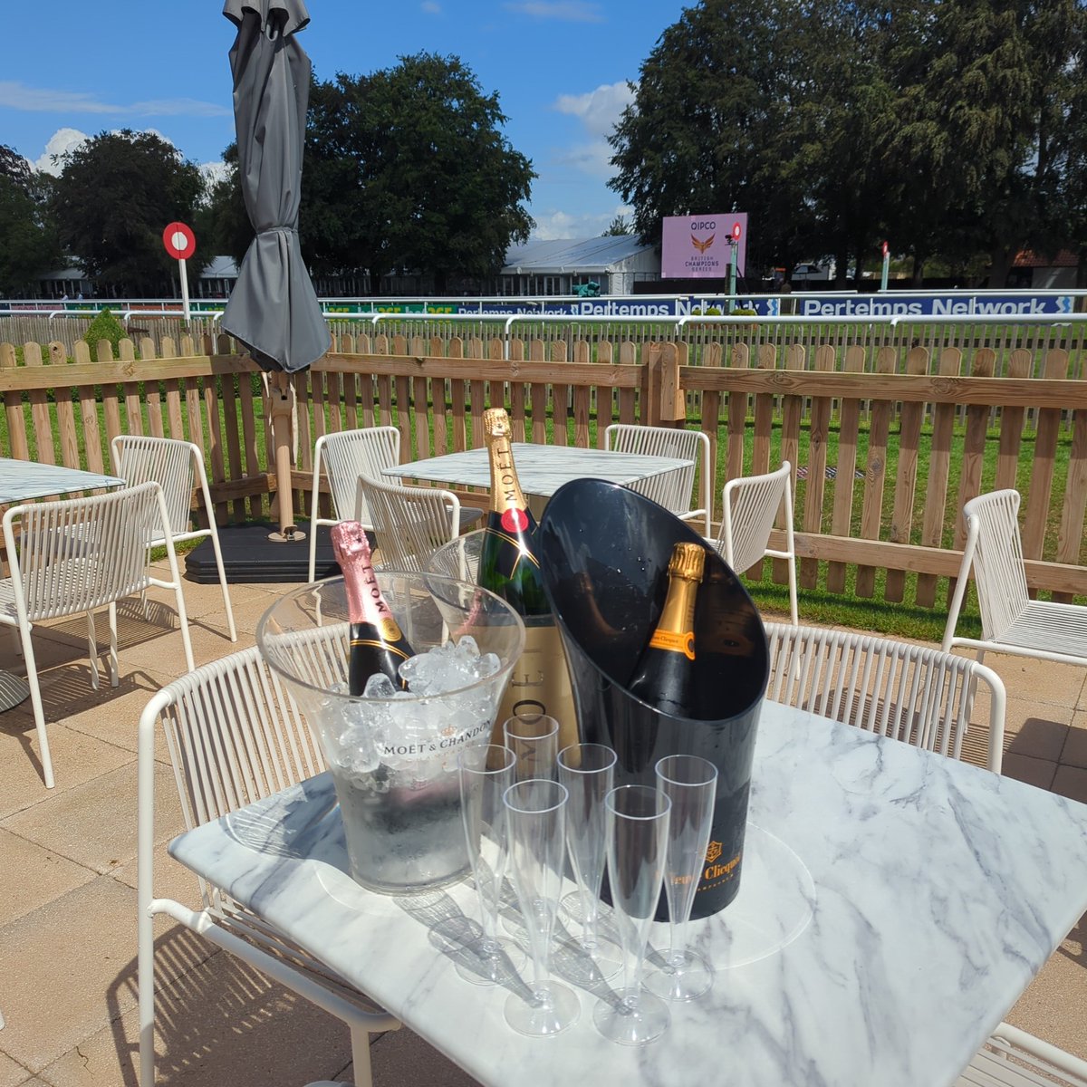Cunninghamwords's tweet image. How many fingers do we need to cross for the weather to stay like this all day?  #HorseRacing #Newmarket #toastwithmoet