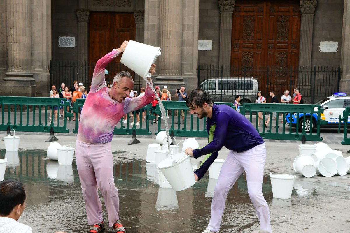 LpaCultura's tweet photo. En una cálida mañana, en la que cayeron un par de gotas, también nos refrescamos con cubos de agua que salpicaron con juego, gracia y creatividad 
🎭🎶🩰
 #27temudas y La Mecánica, cubos de agua , pantomimas, técnicas de mimo y teatro de calle

👉Recupera "Water Falls" a las 18h https://t.co/nTEi6WDulY