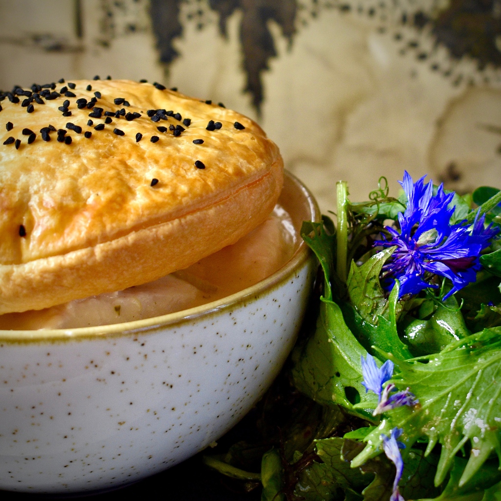 Chicken & Tarragon Pie served with dressed Wicklow leaves is a delicious lunch dish, perfect paired with a glass of crisp white wine 🥧🌱🥂

#thisisirishfood
#lunchindublin
#dublinrestaurants
#dublindaily
#dublinfood
#dublindaily
#dublineats