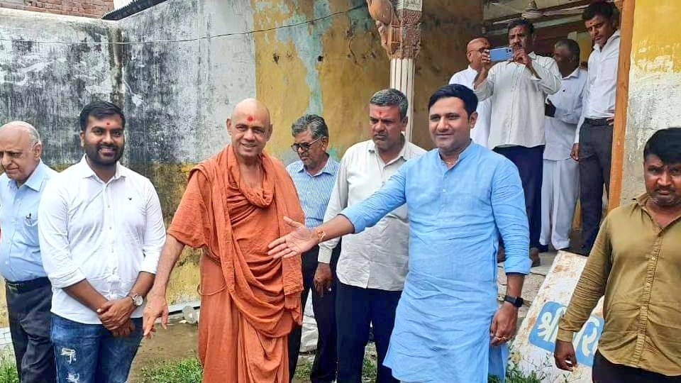 himanshupunsari's tweet photo. અમદાવાદ જિલ્લાના સાંણદ તાલુકાનું દદુકા ગામ એટલે જ્યાં સ્વામિનારાયણ ભગવાન 24 વખત આ ગામે પધાર્યા હતા. સ્વામિનારાયણ ભગવાન જ્યારે અશ્વ પર સવાર થઈ તળાવ થી નીકળ્યા હતા જેનો આજે પણ એક અનેરો મહિમા જીવંત છે. દદુકા એટલે સ્વામિનારાયણ મંદિર વાસણા SMVS સંસ્થાના વડા સ્વામીશ્રીનું ગામ... (1/2) https://t.co/3UnIJp91pW
