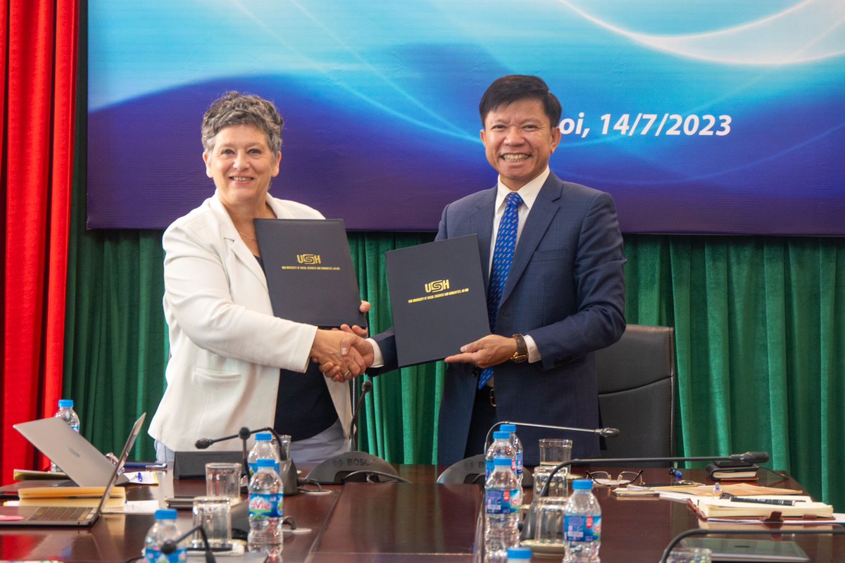 V_Verdier_IRD's tweet photo. 🇻🇳 Merci à Hoang Anh Tuan, recteur #USSH-Université des Sciences Sociales et Humanités, pour son accueil. Le renouvellement de notre #MoU permettra à l'@ird_fr d'accompagner l'ouverture de l'université à des problématiques nouvelles en #SHS via l'approche #ScienceDeLaDurabilité. https://t.co/VN2j1G9qe8