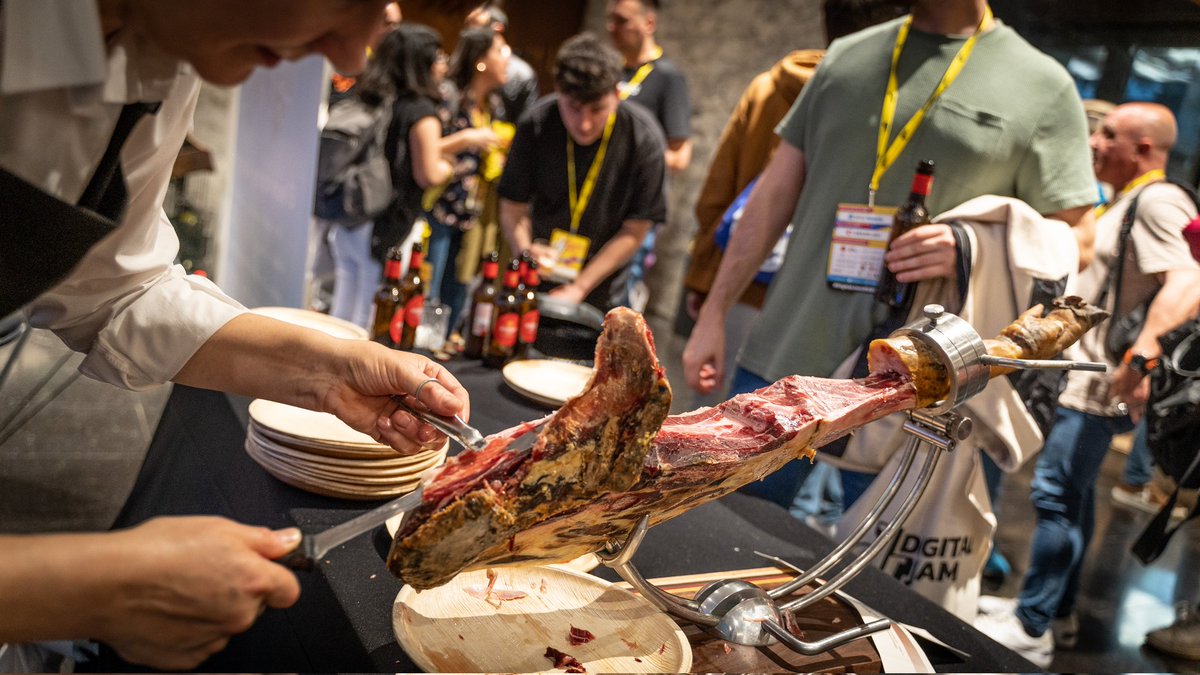 <a href="/MaxiPortes/">Maxi - hago jamón</a> <a href="/rafolas/">#noenminombre #ConsellDimissió</a>, vente a la próxima Digital Jam que además de disfrutar las charlas después ya te invitamos nosotros al jamón de @JotaVitamina y así lo pruebas 👌

Pero date prisa que vuela 👇