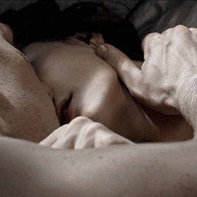 #конецсвета #ромазик #рома #азик

Азик открывает глаза за секунду до. До того, как прозвенит будильник, до того, как Рома под боком тут же тыкнет его локтем, чтобы просыпался, до того, как мягкая сонная идиллия закончится.

Проще сделать вид, что мёртв.

Ног щекочущим мазком