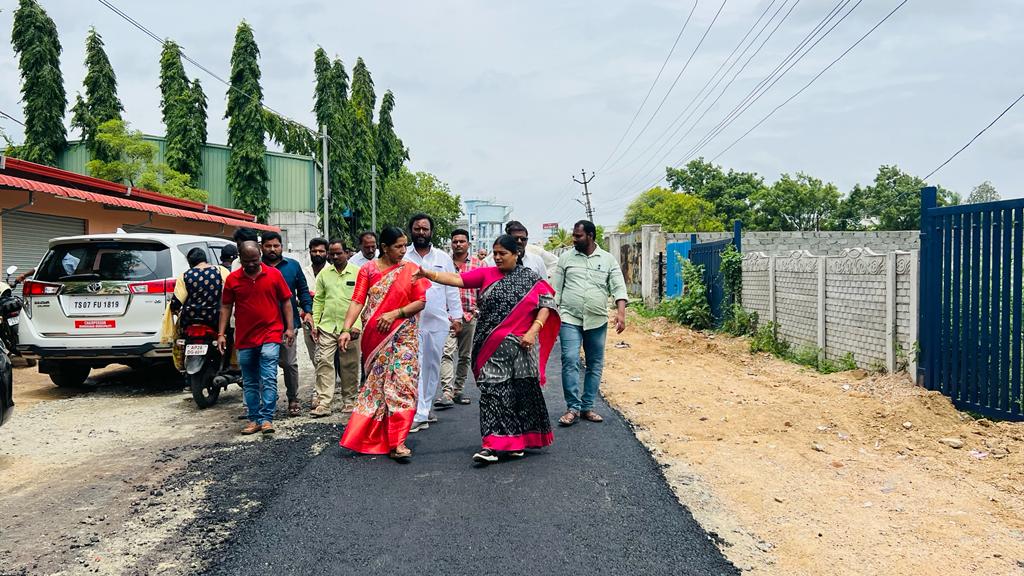 KolanSushma's tweet photo. మున్సిపల్ పరిధిలోని 11,12 వార్డులలో TUFIDC ఫండ్ ద్వారా 30 లక్షల రూపాయలతో జరుగుతున్న బీటి రోడ్డు పనులను పరిశీలిస్తున్న మున్సిపల్ చైర్ పర్సన్, కౌన్సిలర్లు, స్థానిక నాయకులు, కార్యకర్తలు. @BRSparty @CollectorRRD @DrRanjithReddy @KTRBRS @PrakashGoudBRS @cdmatelangana https://t.co/8cGHLMvl3b