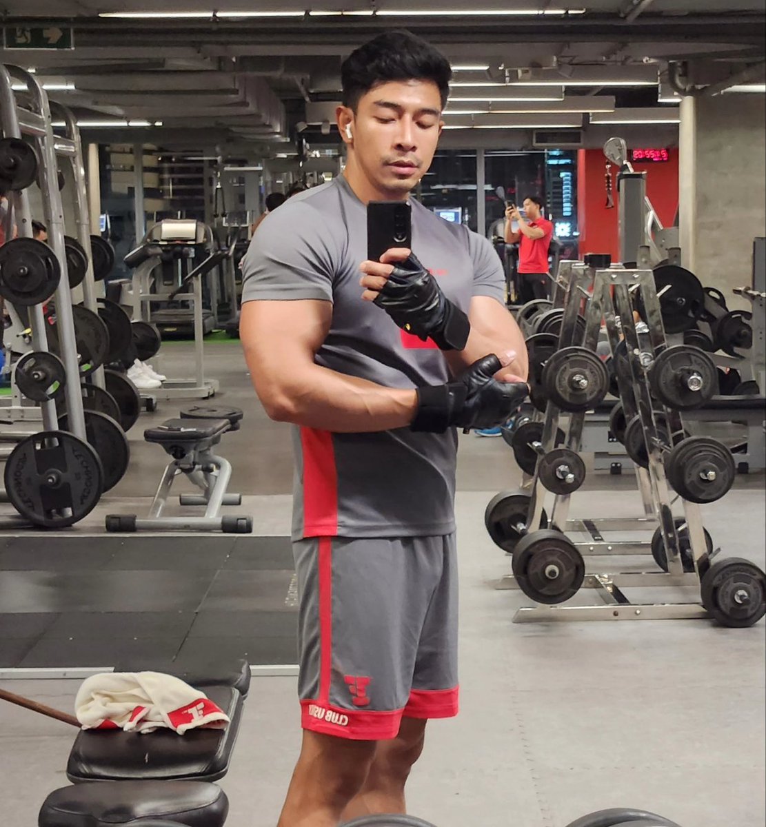 TAN_THANADET's tweet photo. Looking at my eyes bro.🫣💪🏻😎
Arm and Chestday 's day 💪💦🙌
💪🏻วันนี้แทนออก แขน กับ อก หายเสี้ยนยิมเลย
Fat เหลือ 10.9% ก็จะเห็นเส้นเลือดปูดโปนกันไป ทั้งขาทั้งแขน.
อยากเห็นเส้นเลือด ลด fat ถึง 10 % มาแน่นอนนน !!!!
#gymtime #fitness #workout #muscle #mixed #usa #Latin #maxican https://t.co/AAk9AlVOvG