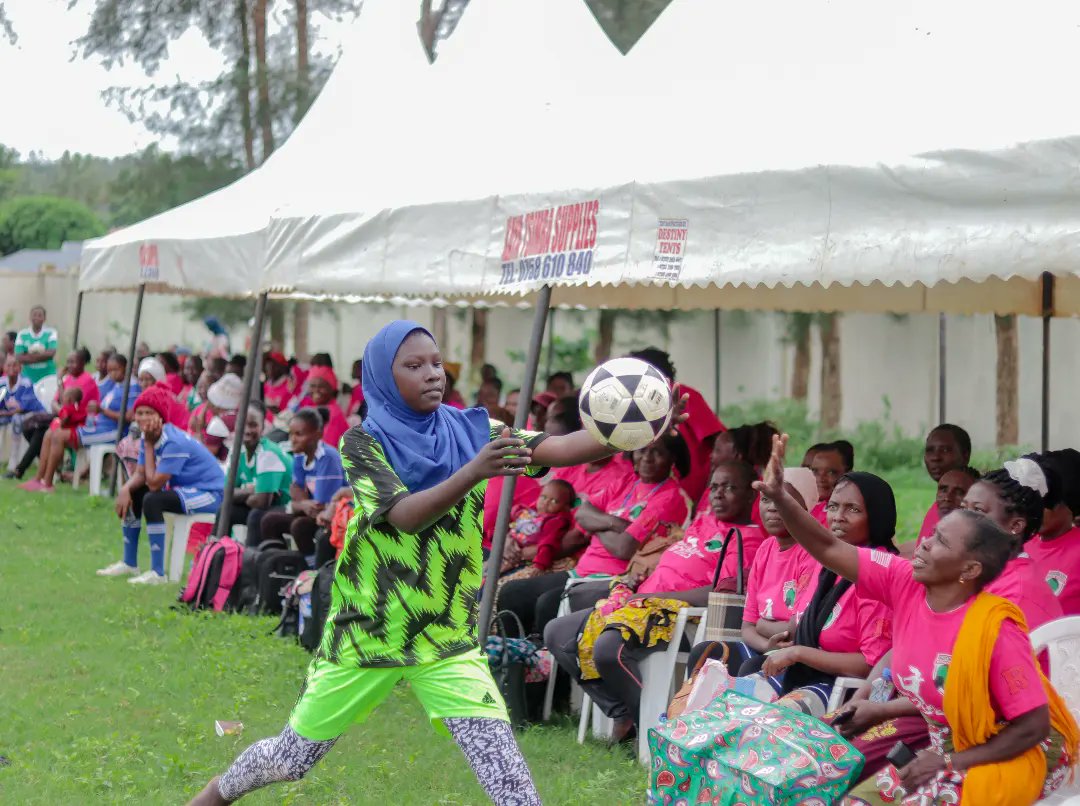 Thehijabimento1's tweet image. Introducing the fearless stars of the field - @alwalidayncntr amazing young girls took center stage as curtain raisers at the tournament. They embody bravery. Led by the incredible @fatmabakthir , Follow their journey and witness their unstoppable rise. #UnleashingPotential&quot;
