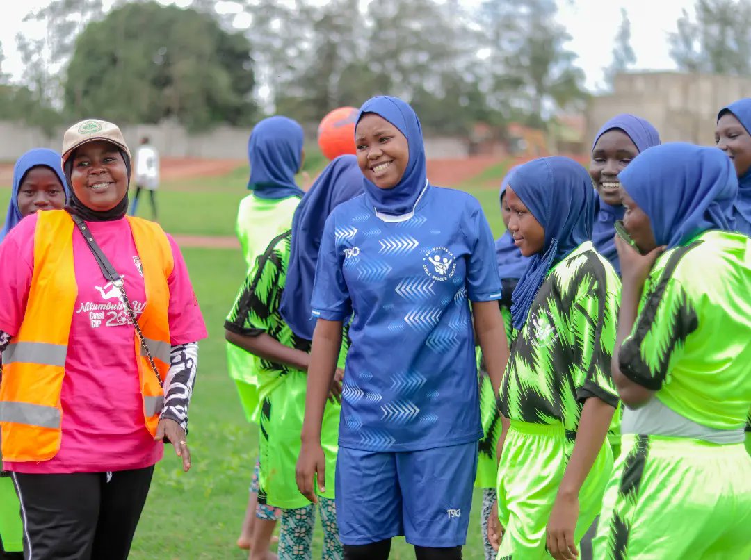 Thehijabimento1's tweet image. Introducing the fearless stars of the field - @alwalidayncntr amazing young girls took center stage as curtain raisers at the tournament. They embody bravery. Led by the incredible @fatmabakthir , Follow their journey and witness their unstoppable rise. #UnleashingPotential&quot;