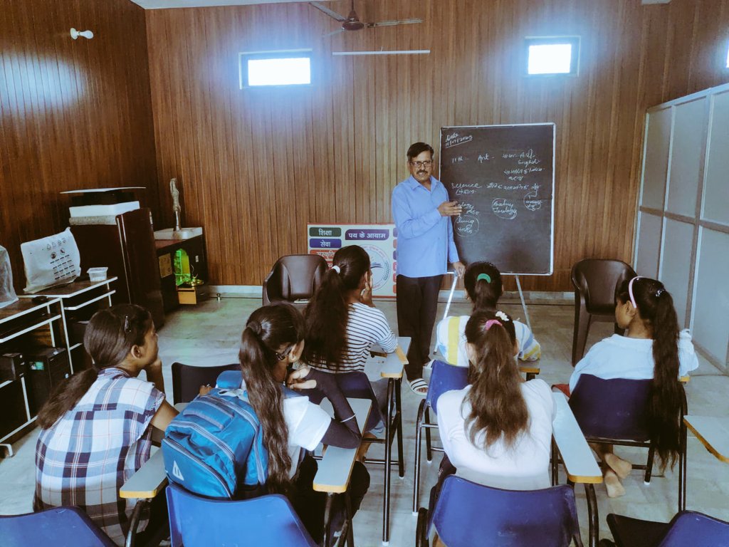 PATHNYAAS's tweet photo. "जरूरी नहीं रोशनी चिरागों से हो, शिक्षा से भी घर रोशन होते हैं।
#PathKiPathshala एक प्रयास है #Haridwar #Kangri के निर्धन, गरीब एवं  जरूरतमंद बच्चों को "संपूर्ण शिक्षा" देकर समाज की मुख्यधारा में आगे लाने का।
आज नए सत्र के बच्चों के साथ उनकी पहली कक्षा शुरू की गई।
#FreeEducation https://t.co/v1bNGvIOLO