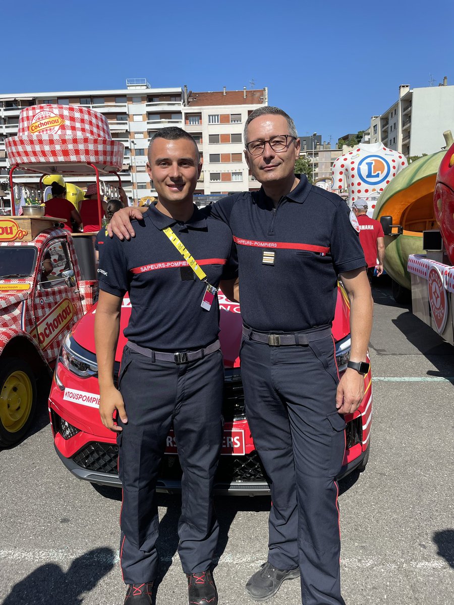 udspvar's tweet photo. #tourdefrance2023 | Aujourd’hui présence du président @PompiersFR @BoslandJP sur la caravane sapeurs-pompiers. L’occasion pour Lucas BOSC de le rencontrer. Merci président de venir soutenir les équipes. « C’est ça le réseau fédéral et la proximité avec les territoires ». https://t.co/90DimJm8mC
