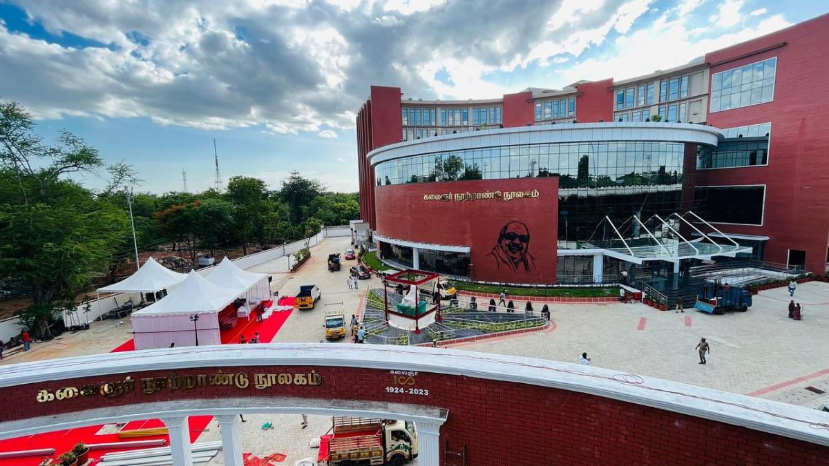 UpdatesChennai's tweet image. Kalaignar Library in Madurai. Elegant &amp;amp; comes with the state of art infrastructure. It was built in a record time of 18 months and it will be the new face of Madurai City.. #Madurai #KalaignarLibrary 🌇🏗️