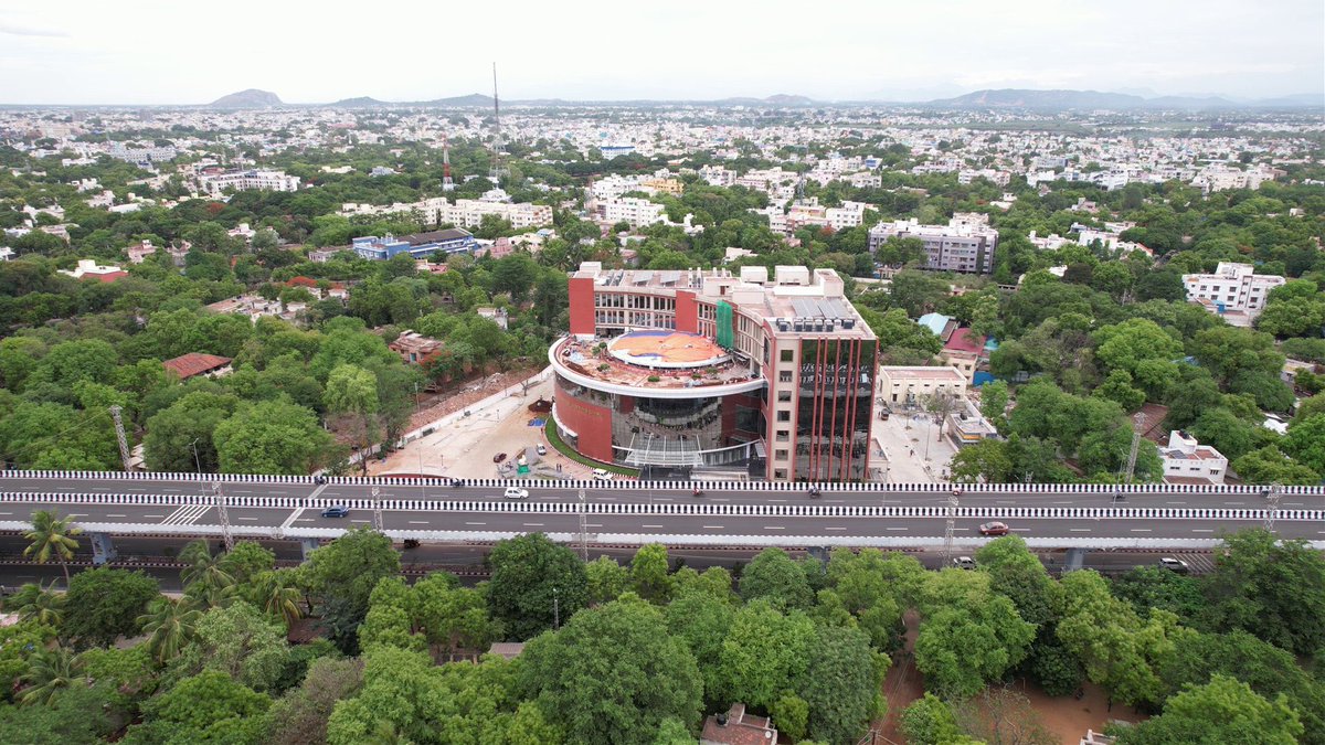UpdatesChennai's tweet image. Kalaignar Library in Madurai. Elegant &amp;amp; comes with the state of art infrastructure. It was built in a record time of 18 months and it will be the new face of Madurai City.. #Madurai #KalaignarLibrary 🌇🏗️