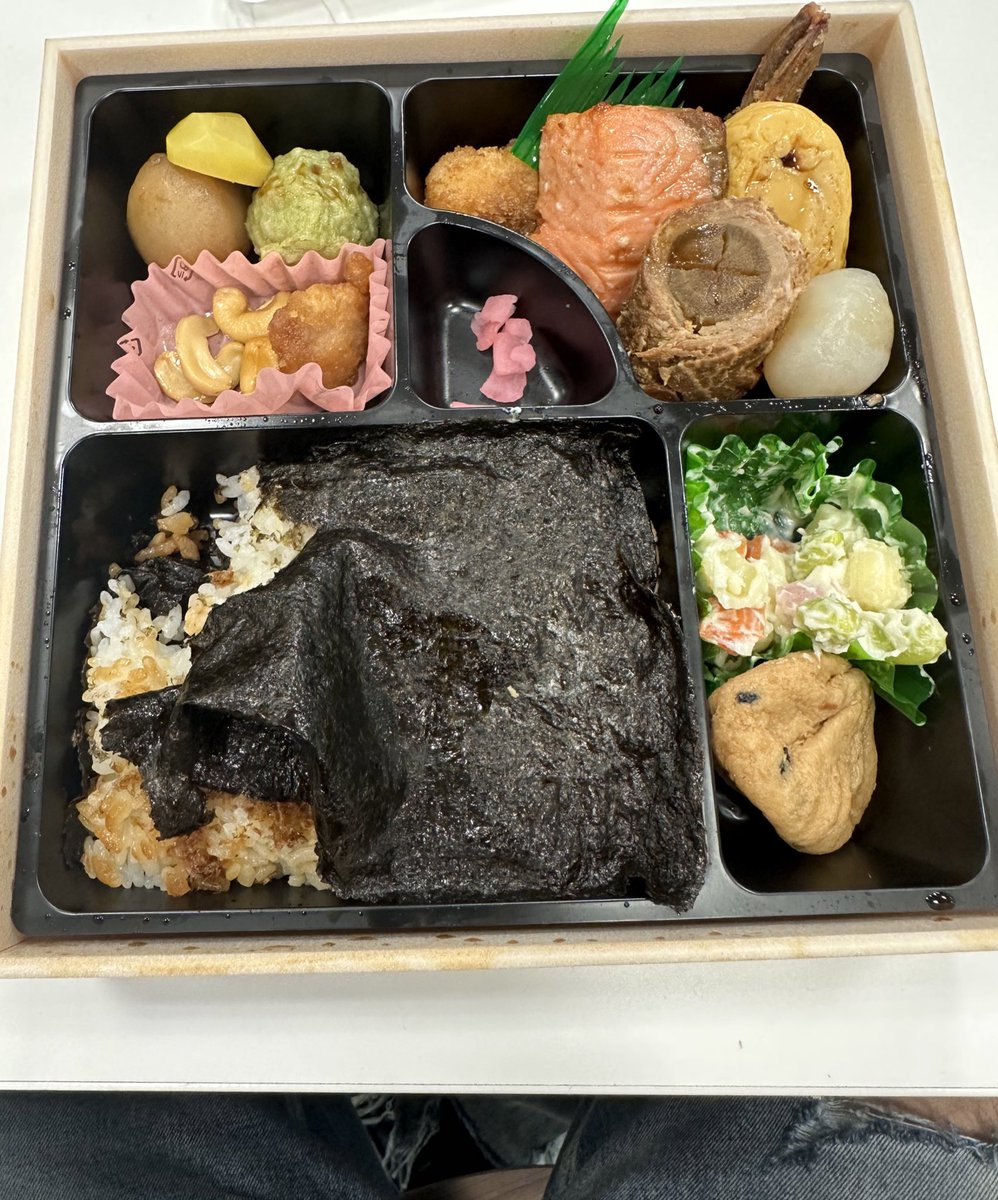 ØMIくんのり弁当は #津田屋のり弁 だー🍱😋 確かに湿った海苔は