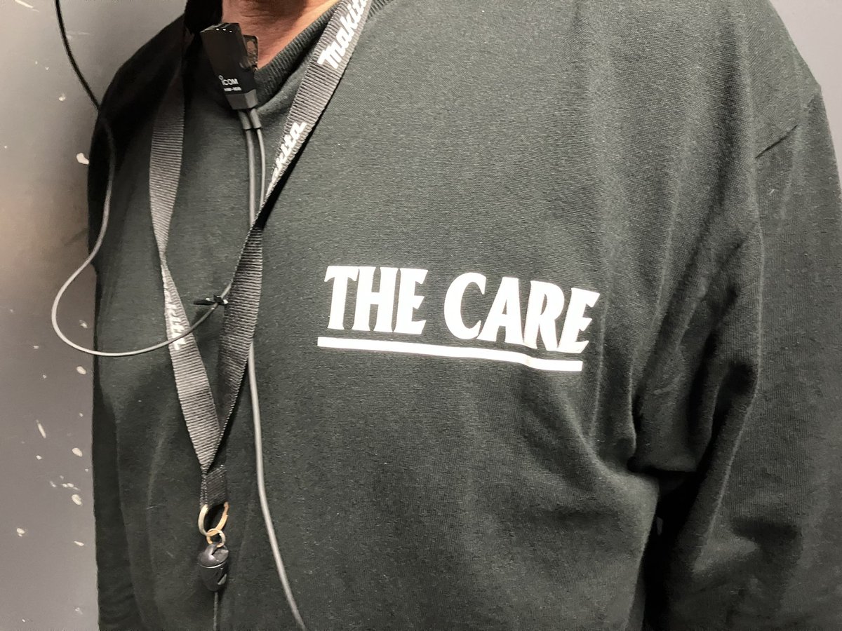 parasite_stage's tweet photo. #パラサイト 劇中でセットの転換をしているスタッフの皆さん
実は...「THE CARE」のTシャツを着てるんです!
千代子( #真木よう子 さん)が新しい家政婦を探すため、文平( #古田新太 さん)から紹介された会員制の派遣会社(架空)です💁♀️
THE CAREのスタッフ達も活躍してます💫
さて大阪公演も後2日! https://t.co/9nSAP42JuF