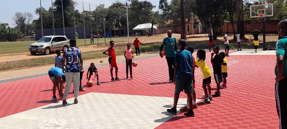 Igikorwa cyo kwigisha no gukundisha abana #basketball cyatangiye neza.  Cyitabiriwe n'abana, ababyeyi ndetse n'abakinnyi ba <a href="/BbcEspoir/">ESPOIR BBC</a>.