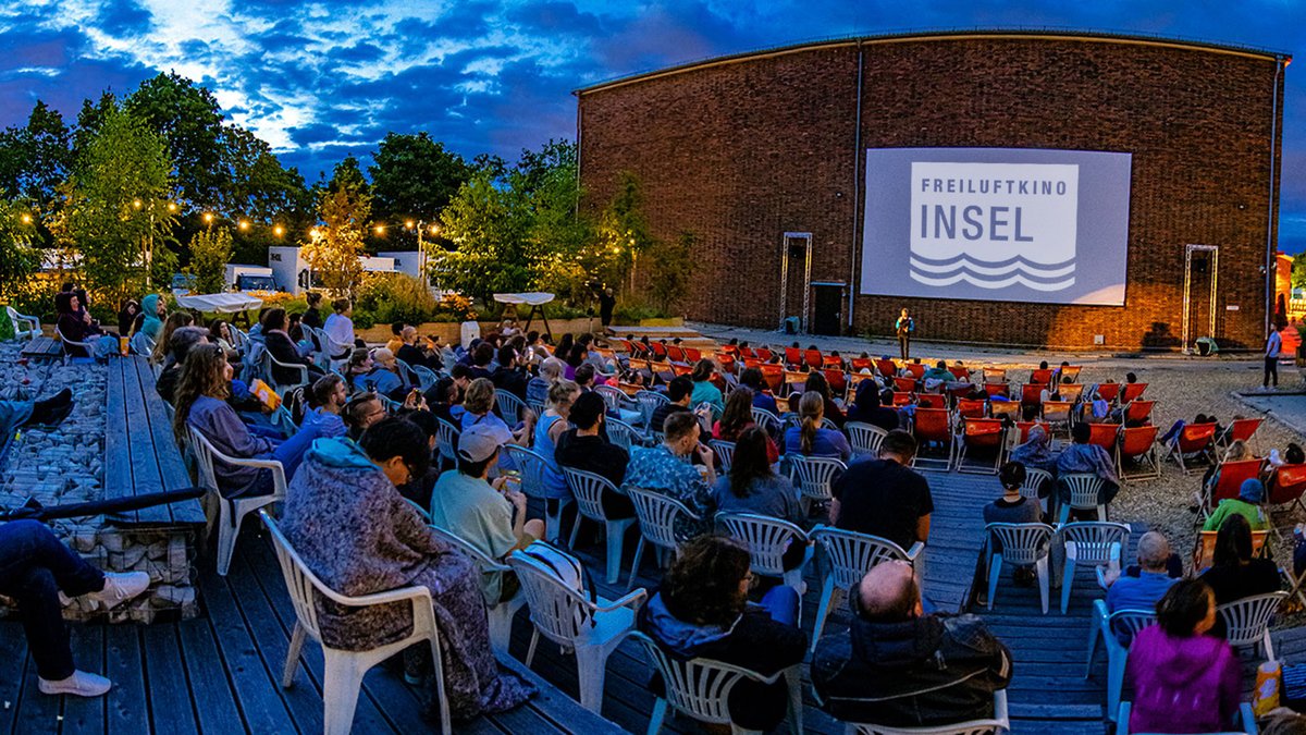 Freiluftkino Insel in den Atelier Gardens südlich vom Tempelhofer Feld in der Oberlandstraße - HEUTE GEHT'S LOS! Das Programm findet ihr auf freiluftkino-insel.de (Foto: Torsten Elger)