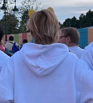 teenytaetae's tweet photo. TAEHYUNG IS WEARING A SIMBA HEADBAND TEAM 🐯 STAND UP. https://t.co/zlqjpM7lkc