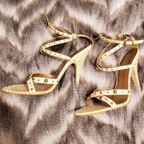 Bearlystylin's tweet photo. So good I had to share! Check out all the items I'm loving on @Poshmarkapp from @DesignerDISCOU4 #poshmark #fashion #style #shopmycloset #carlossantana: https://t.co/nHKymRsIFW https://t.co/M3BNTY4D08