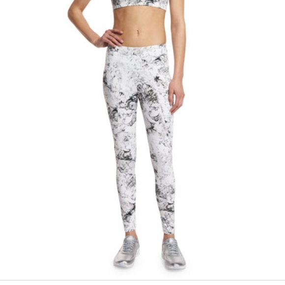spoolovecleo's tweet photo. So good I had to share! Check out all the items I'm loving on @Poshmarkapp #poshmark #fashion #style #shopmycloset #varley #loveriche #nobrand: https://t.co/umkf2YXp9K https://t.co/xHNcO0Ct5D