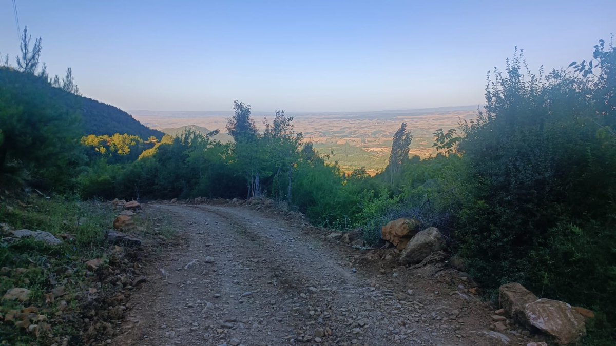 yarsizz's tweet photo. Andıl köyüne Adana sıcaklarından tatile geliyoruz fakat yolun çok kötü olması araçlarımızın zorlanarak çıkmasına ve bozulmasına lastiğimizin eskiyip patlamasına sebep oluyor biz burada Yolumuzun asfalt yapılmasını yıllardır istiyoruz @kazımözgan @ZeydanKaralar01 @kozanbelediye https://t.co/vmZCBlDQDG
