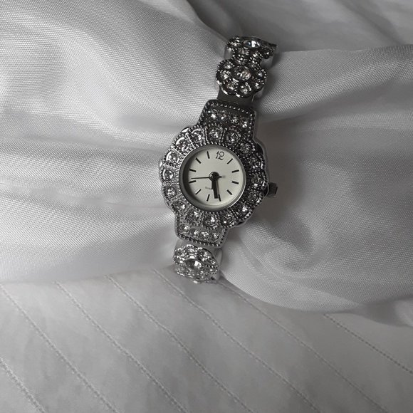 So good I had to share! Check out all the items I'm loving on <a href="/Poshmarkapp/">Poshmark</a> from <a href="/cielleigh/">Tracy Z</a> #poshmark #fashion #style #shopmycloset #avon: posh.mk/GjiNlcj8rBb