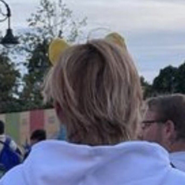 jeon_vantella's tweet photo. ℹ️ | #Taehyung está usando una diadema exclusiva de Simba de disneyland paris .Además llevaba un hoddie de la colección del orgullo de Disney 🥹🏳️‍🌈 https://t.co/pNfik2ml6b