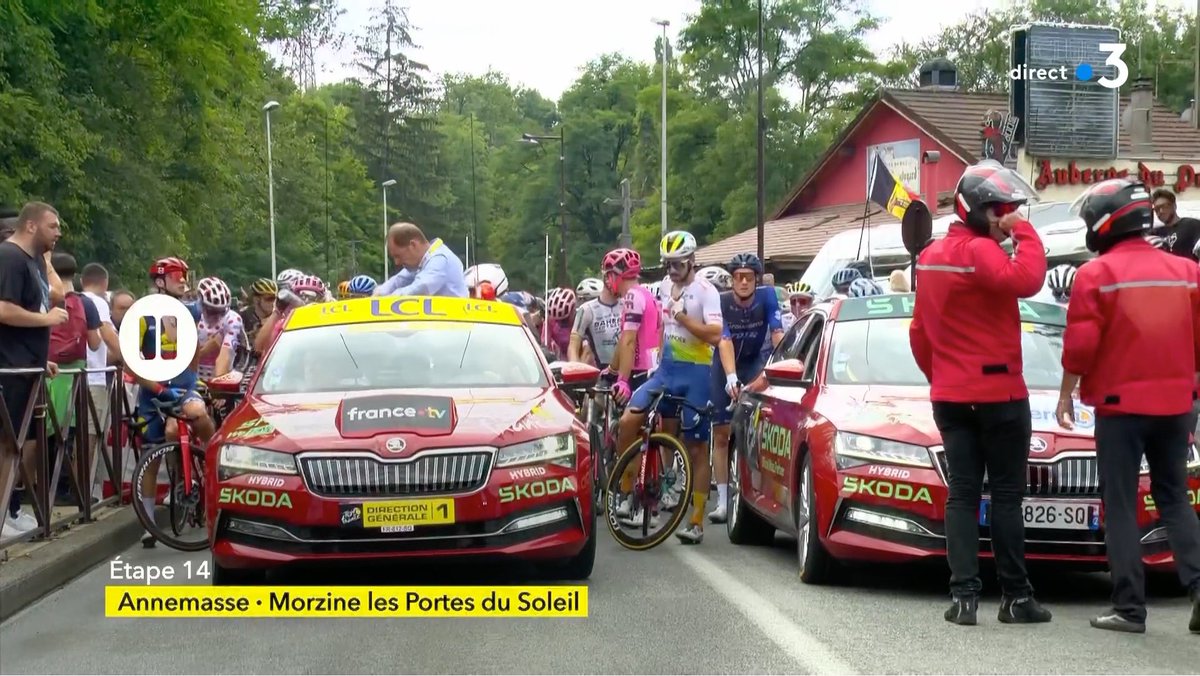 LeTour's tweet image. ⏸️We've stopped the race until further notice. 

⏸️La course est neutralisée jusqu'à nouvel ordre.

#TDF2023