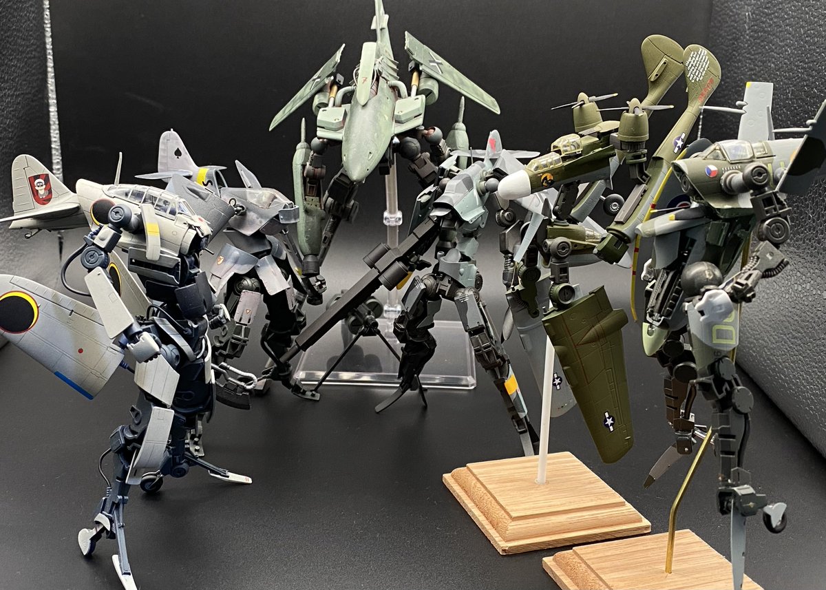 _amRage_'s tweet photo. 「飛行機のプラモ楽しいなぁ…」
　↓
「せや！ロボにしたら楽しさ2倍ちゃうか！？やったろ！」
　↓
楽しすぎてどんどん増えて今に至る

 #君たちはどう作るか https://t.co/0Kkhjt6gVN