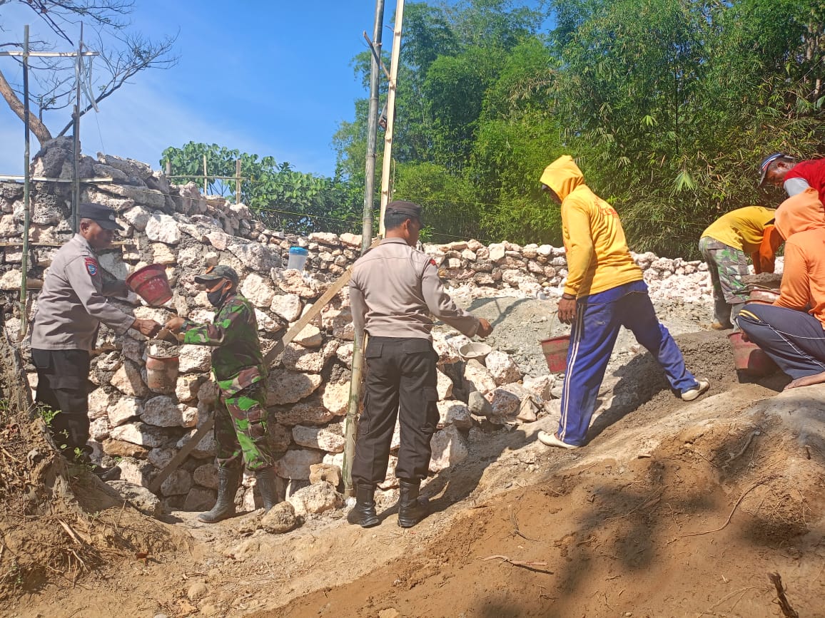 Anggota Polsek Blora bersama dengan anggota Koramil 01 Blora serta pekerja dan warga dalam giat TMMD DI DESA Ngampel Kec
blora