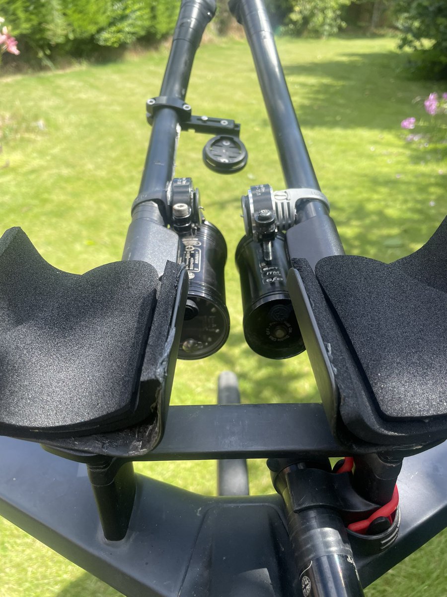 Doctor_Hutch's tweet image. Hmm. Two big @use_exposure lights on the aero bars of a @iamspecialized Shiv… a skinsuit from the legendary long distance @ArcticAircon_RT team… 

This time next week I’ll be starting the @MerseyRoads24. An event I’ve always wanted to do. Can’t wait.