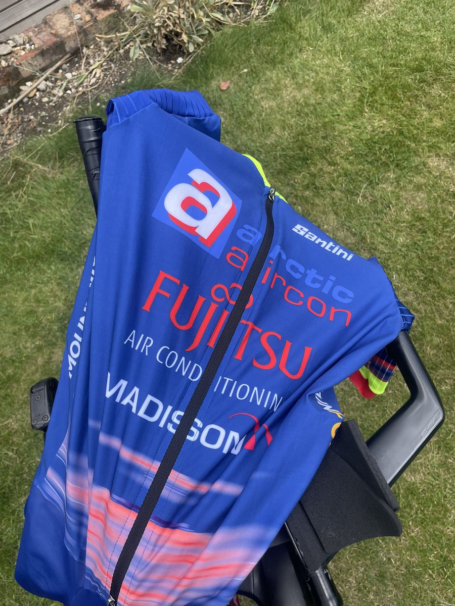 Doctor_Hutch's tweet image. Hmm. Two big @use_exposure lights on the aero bars of a @iamspecialized Shiv… a skinsuit from the legendary long distance @ArcticAircon_RT team… 

This time next week I’ll be starting the @MerseyRoads24. An event I’ve always wanted to do. Can’t wait.