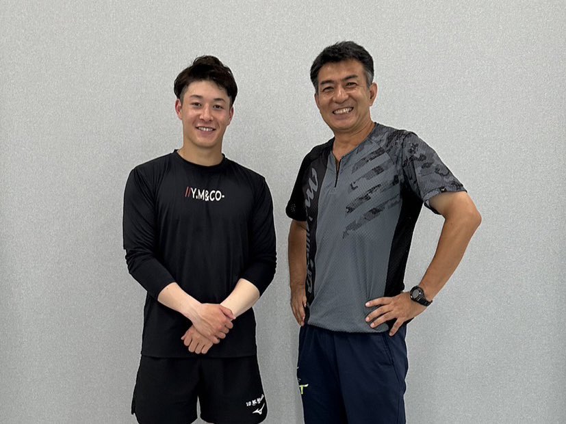 bcs_maeda's tweet photo. 日本ハムファイターズ吉田輝星投手に武蔵浦和店にお越しいただきました！
則本投手グループの自主トレで初めてお話しし、以降本人が抱える課題点は伺っていましたが遂に初セッション！
胸郭•肩甲骨周りの基本動作確認からメインの下半身動作改善まで、課題が解決し、動作の感覚を掴んでもらえました！ https://t.co/3Qb4qjMLJ8