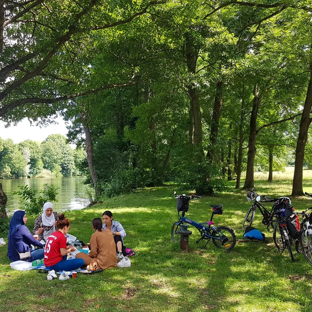 bikeygees's tweet photo. Lachen, Essen,  Sonnenschein - was braucht es mehr um zu glücklich sein? Natürlich 'nen Fahrrad und nette Gesellschaft. 😍🚴‍♀️🥗🌞 Das alles war vorhanden und so hatten wir einen wunderbaren Tag in #spandau  😍🚴‍♀️🍉💪🏾 #cyclingisfreedom #faradi #bgzvorort #einfachmachen 🚴‍♀️🤘🏼 https://t.co/8beobwSRCi