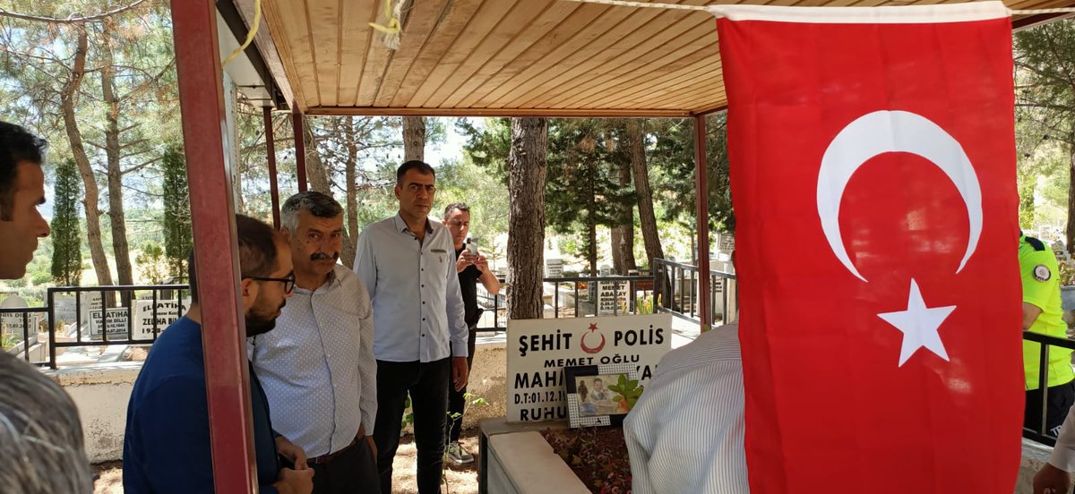 Sayın İlçe Milli Eğitim Müdürümüz <a href="/02ARSLANARGUN/">DURSUN ARSLANARGUN</a> “15 Temmuz Şehitlerini Anma, Demokrasi ve Milli Birlik Günü” anma programı kapsamında ilçemiz şehitlerinden Şehit Polis Mahmut KAYAN’ın mezarı ve şehidimizin ailesine ziyarette bulundu.