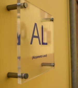 Este estado não é uma pessoa de bem. Os investimentos no Alojamento Local foram feitos com base na Lei n.º 62/2018, de 22 de Agosto, feita já com o PS no poder. Com base na lei muitas pessoas decidiram investir as poupanças de uma vida e revitalizam o turismo e as cidades. 1/10)