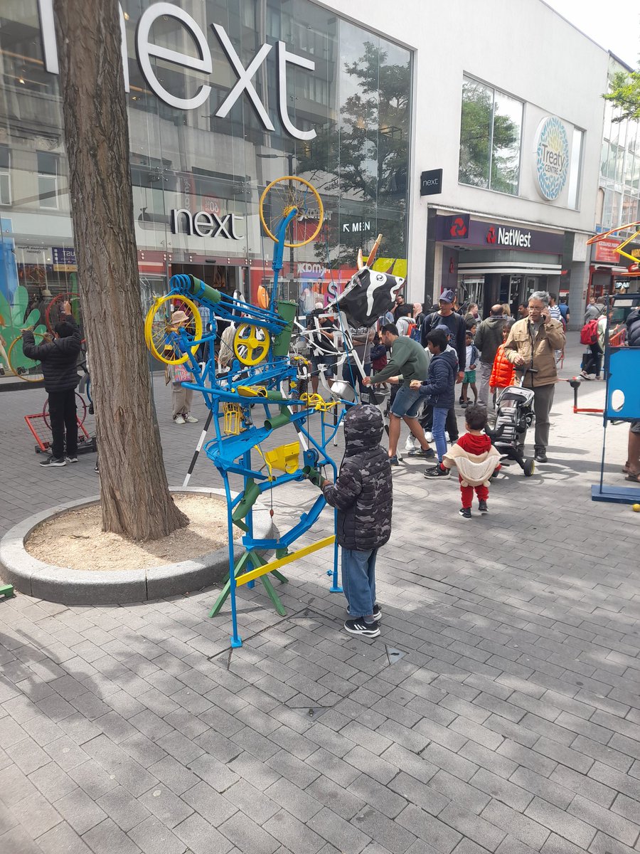 #guixotde8 has a great set of family engagement community toys that improve physical dexterity, coordination and family fun. Gives the kids a break from #iPad #smartphon.  Coming from #Catalunya to our #London communities is great internationalism.