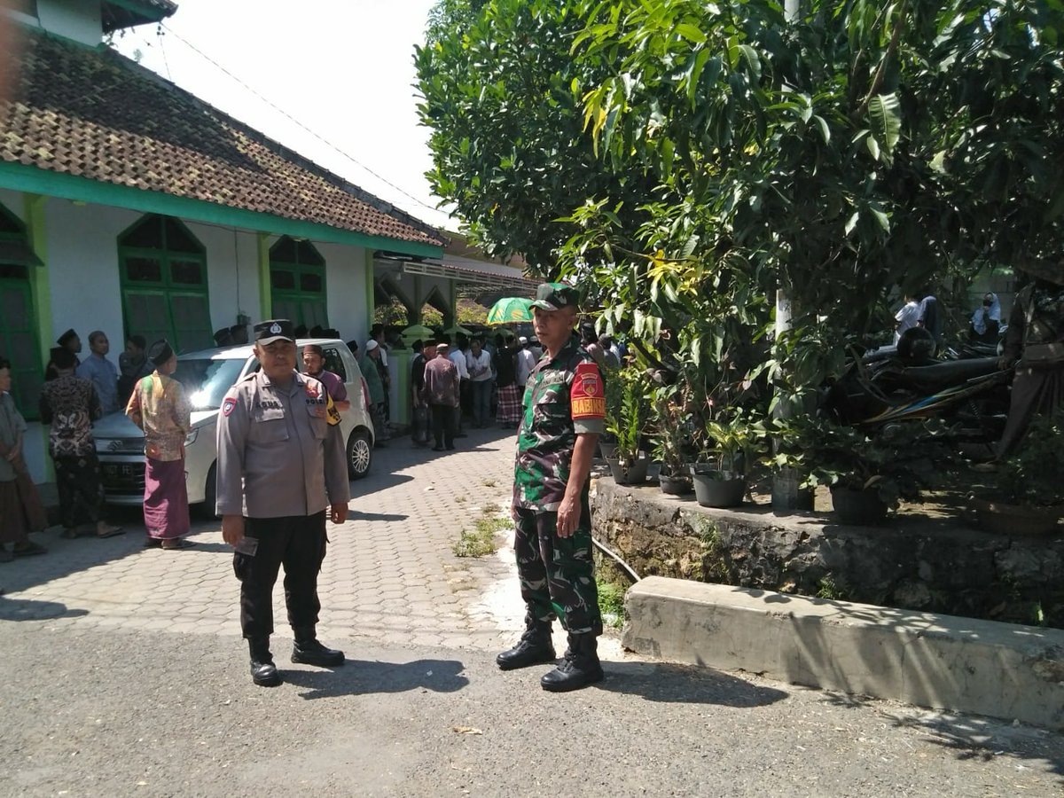 Bertempat di 
Rumah Almarhum KH. Munchanif Dukuh Dumpul Desa Kamolan Kec/Kab.Blora Bhabinkamtibmas Bripka Agus Wahyudi, S.E. melaksanakan giat Takziah Alm. KH. Munchanif mengucapkan bela sungkawa kepada almarhum dan menyampaikan himbauan kamtibmas kepada warga.