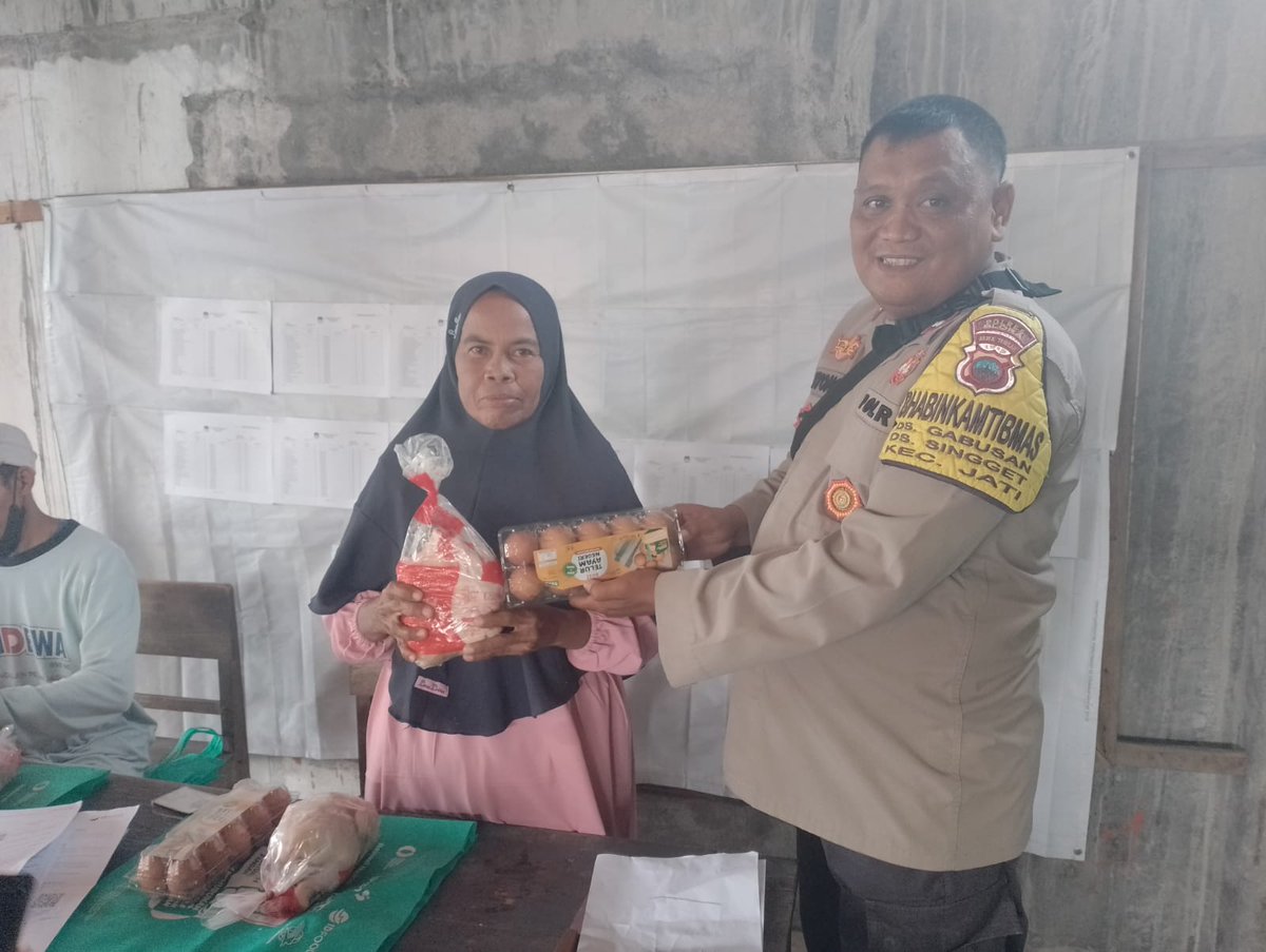 Bhabinkamtibmas Singgey Sambang Desa Dan Monitoring Pembagian Bansos Pemerintah