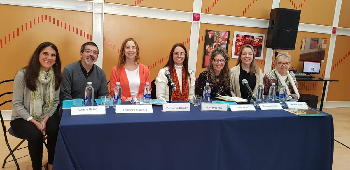 ¡Y al fin nos encontramos en presencia esta con esta red de colegas de la mano de <a href="/FerrarelliM/">Marian Ferrarelli</a> ¡Gracias Marian por invitarnos a escribir! 
Gracias <a href="/grupomagro/">Grupo Magro Editores</a>,  y #PedroRavela por el hermoso prólogo . 
También a #RebecaAnijovich y <a href="/EscuelaEduUdeSA/">Escuela de Educación UdeSA</a>