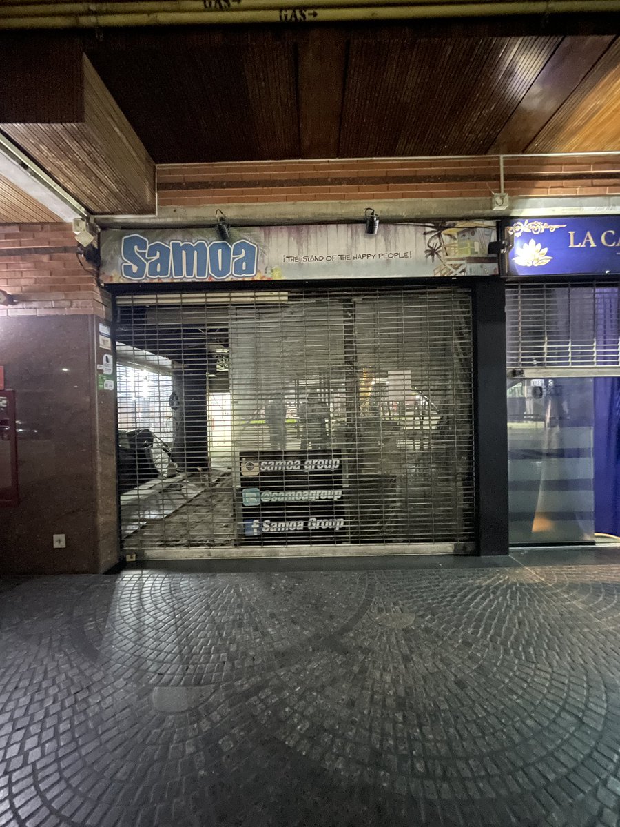 angelriveromkt's tweet photo. Ayer celebré mi cumpleaños en el San Ignacio y me topé con esto.

Samoa cerrado, uno de los locales más reconocidos de la década pasada y donde muchos compartimos nuestra postadolescencia bebiendo de sus famosas peceras. ¿Por qué cerró? Creo poder explicarlo: 🧵 https://t.co/F0KForTTAc