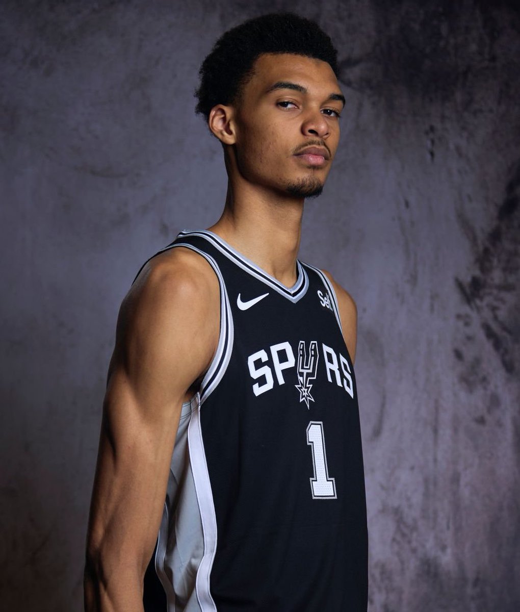 TheDunkCentral's tweet photo. A western conference scout expects the Spurs to load manage Victor Wembanyama 

“He is only 19, and he needs developmental work for translation to the NBA. I would expect both load management and competition management. Spoon-feed him a cautious diet of challenges early in his career.” 

(Via @RicBucher )