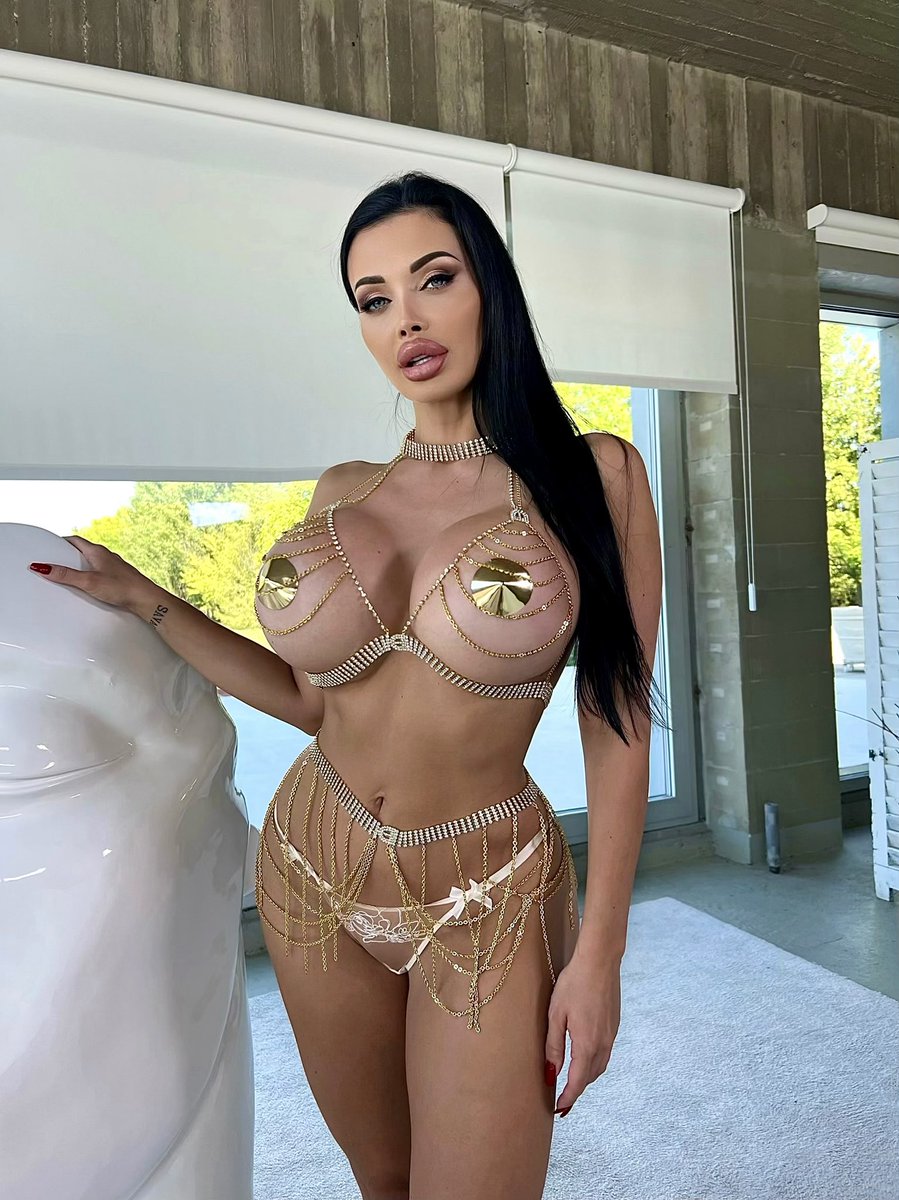 BaitSlave's tweet photo. It's a shame the only bodies that Sadako can possess are all so fake.
These women were all just walking dolls with silicone lips and balloon tits. 

At least its better than being a ghost~ https://t.co/NUOmr9M1J1