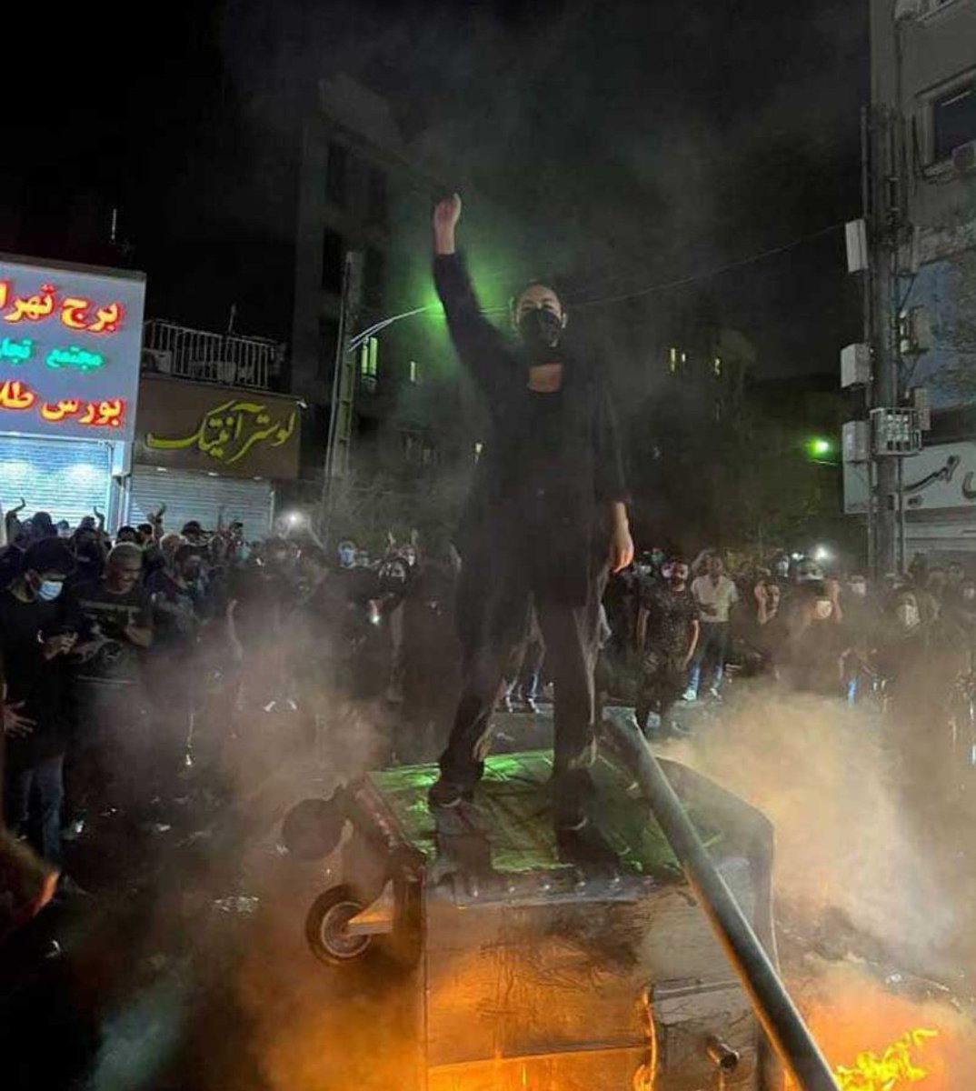 به یاد روزهایی که برای زندگی بهتر از مرگ نمیترسیدیم✌️🕊️
برای تصویر تکرار این لحظه((:
#مهسا_امينی‌‌ 
#فراموش_نمیکنیم