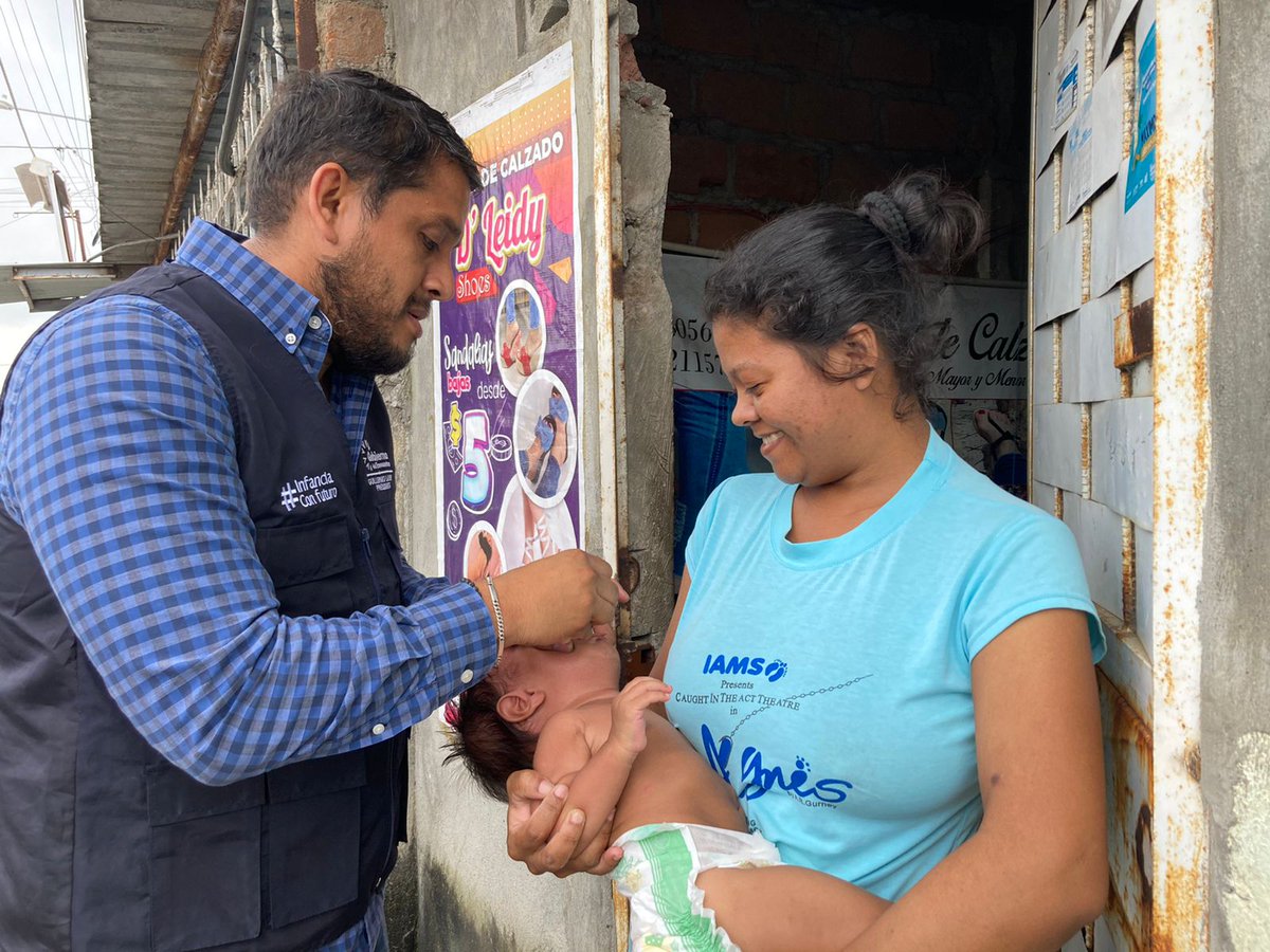 DPS_LosRios's tweet photo. #Guayas | En los cantones: Naranjito, Yaguachi, Jujan, Simón Bolívar y El Triunfo, @Salud_Ec ejecuta una jornada intensiva de vacunación contra la polio, sarampión y rubeola, en puntos fijos y con brigadas móviles. https://t.co/JmKG3S7uzl