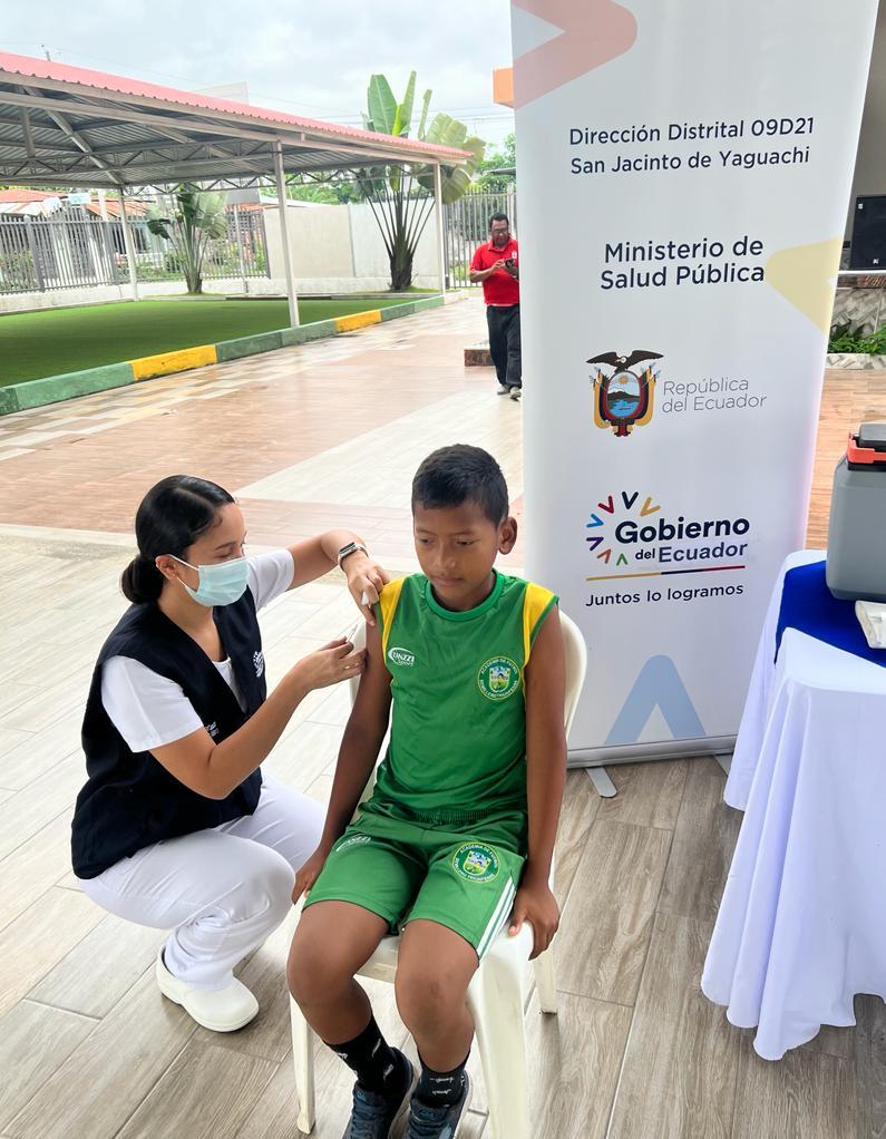 DPS_LosRios's tweet photo. #Guayas | En los cantones: Naranjito, Yaguachi, Jujan, Simón Bolívar y El Triunfo, @Salud_Ec ejecuta una jornada intensiva de vacunación contra la polio, sarampión y rubeola, en puntos fijos y con brigadas móviles. https://t.co/JmKG3S7uzl