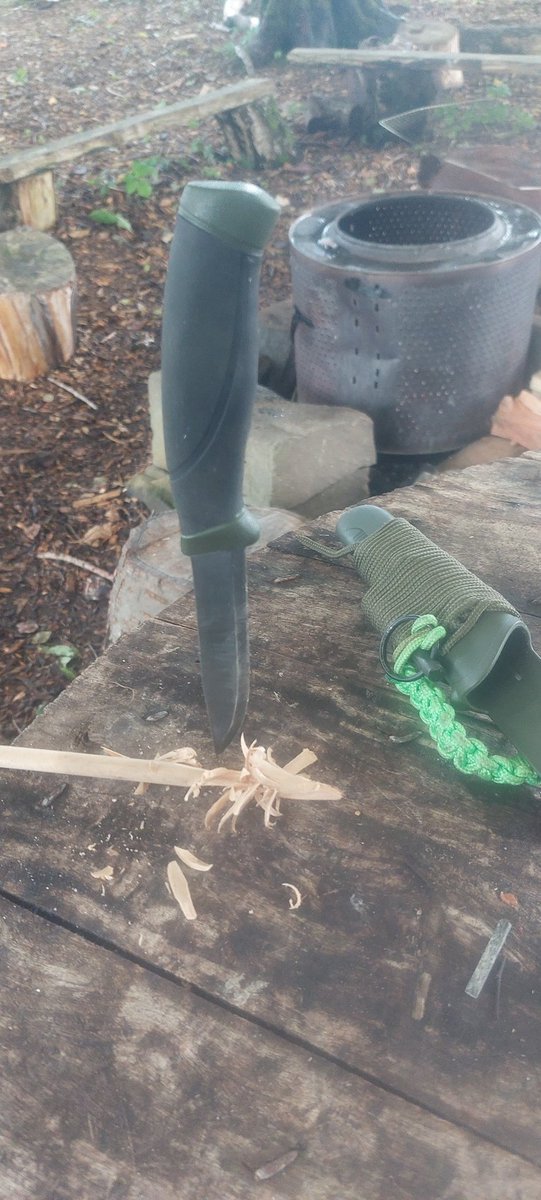krafty148's tweet photo. Went #oldschool #camo today for the #bushcraftparty Made some #featherstick with my #moraknives  took some #slowmotion video of the #raindrops

#dpm #bushcraft #bushcraftskills #bushcraftknife #moraknivesofsweden #morakniv #parachuteshelter #firedrum https://t.co/kre3zc0Fcn